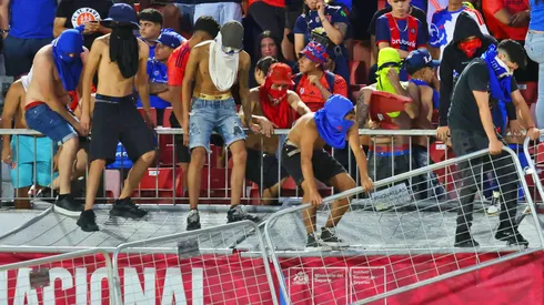 Hinchas de la U provocando incidentes en Estadio Nacional.