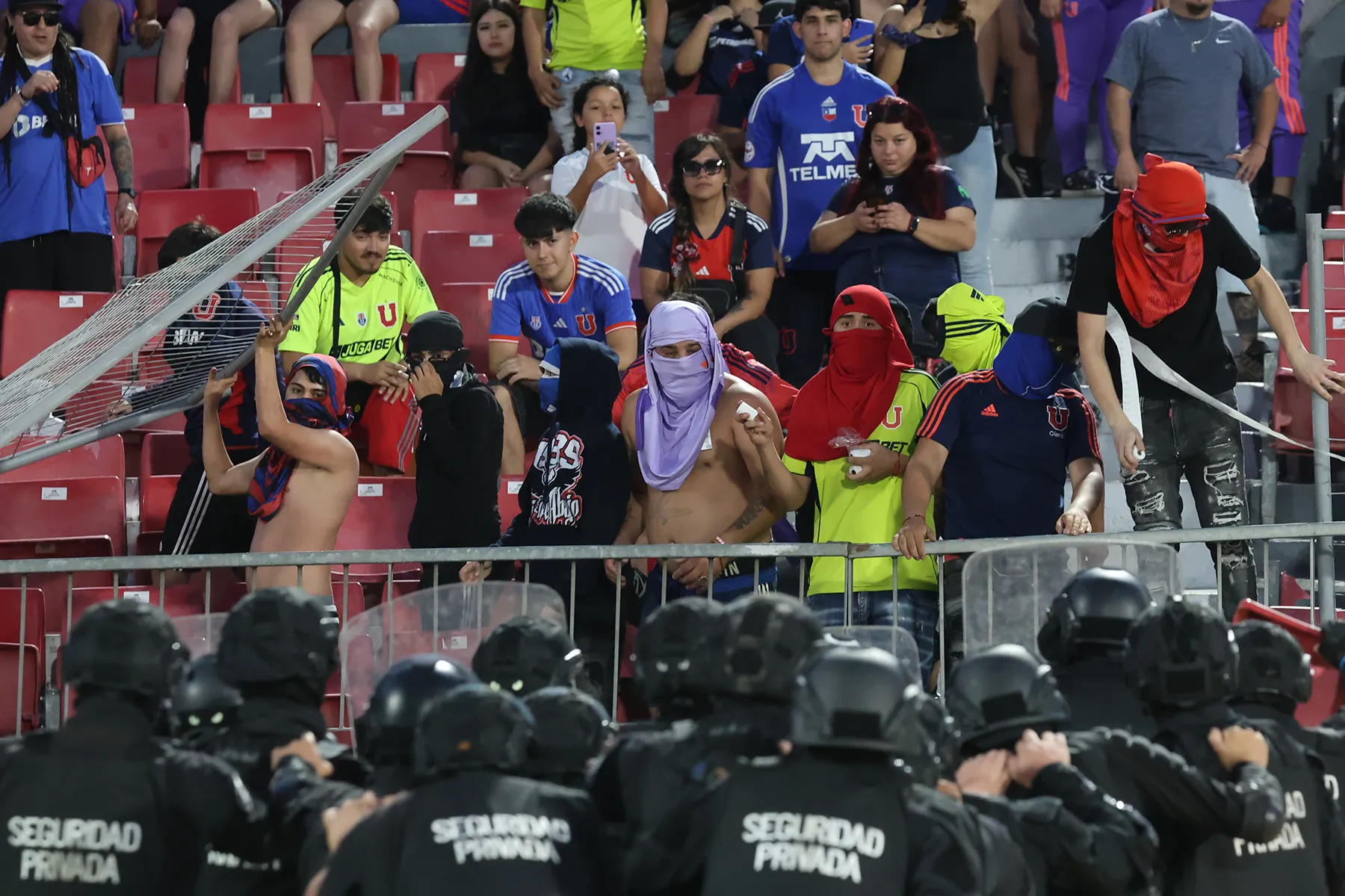 El fútbol chileno volvió a sufrir por la violencia de sus mal llamados hinchas. | Foto: Photosport.
