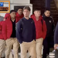 Alexis y Suazo la pasan mal: hinchas del Sevilla reciben con insultos al plantel