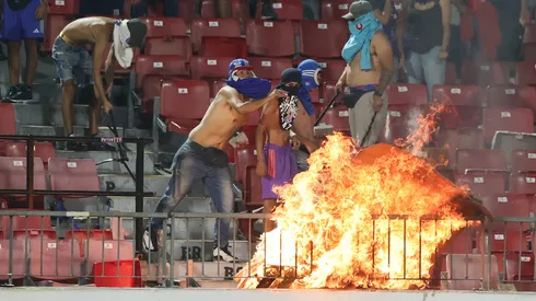 Hinchas de la U provocaron incidentes en el Estadio Nacional.