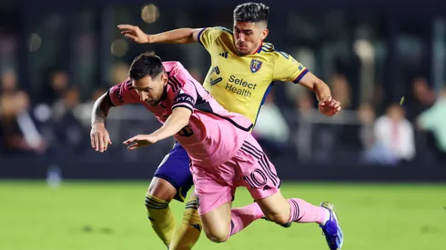 Pablo Ruiz marcando a Lionel Messi.