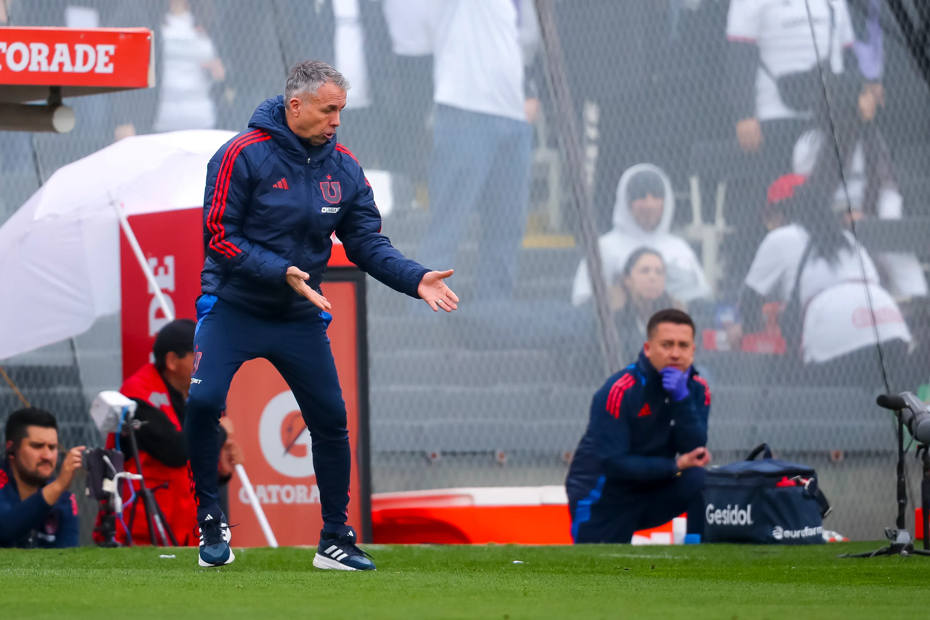 Gustavo Álvarez dirigiendo en el Monumental. Foto: Pepe Alvujar/Photosport