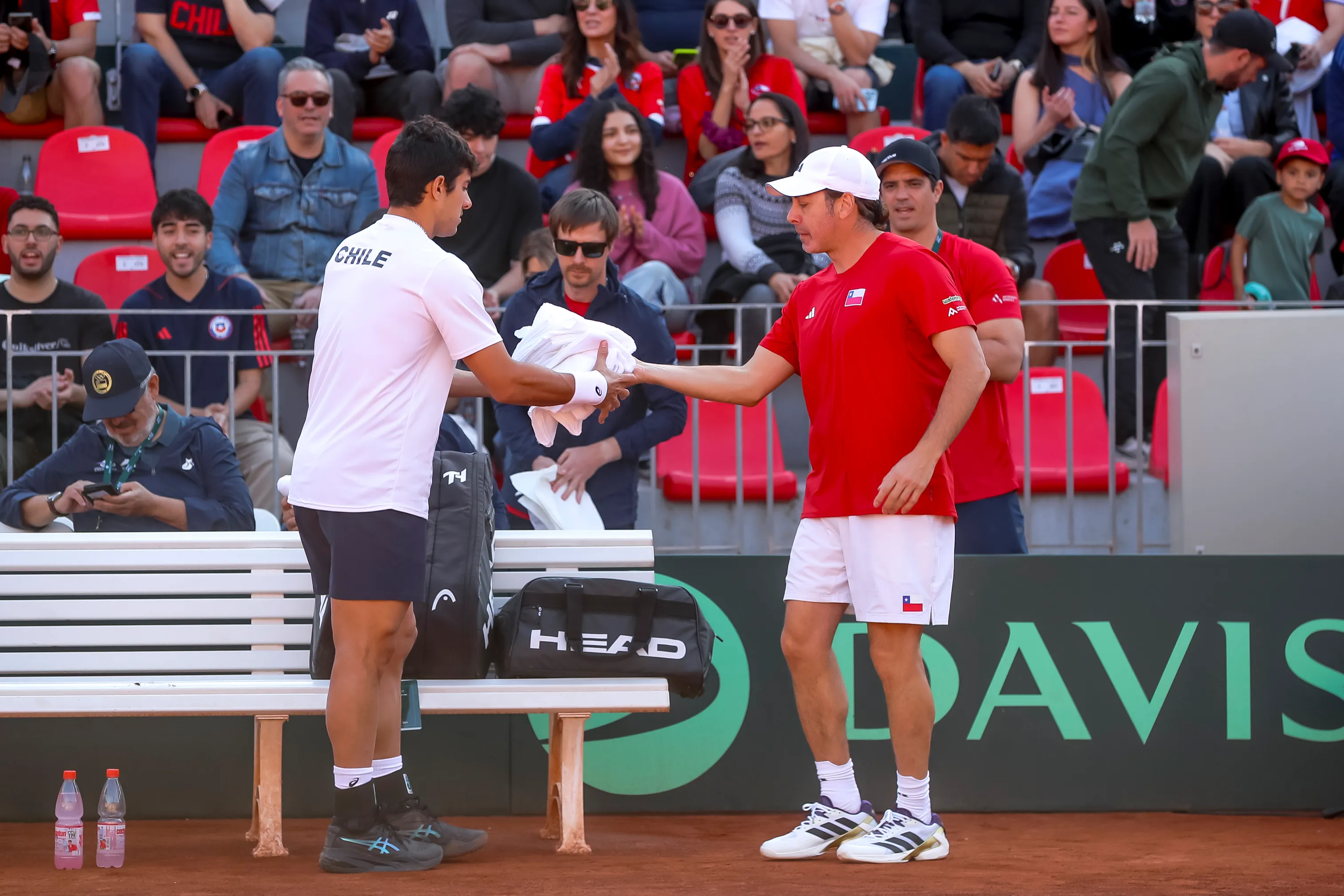 Tenis, Chile vs Luxemburgo.
Copa Davis 2025.
El capitan de Chile Nicolas Massu entrega conceptos a Cristian Garin, durante el partido de sinles de la Copa Davis valido por el Grupo Mundial, disputado en el Court Central Anita Lizana, Parque Estadio Nacional de Santiago, Chile.
13/09/2025
Pepe Alvujar/Photosport
Tenis, Chile vs Luxemburgo.
Copa Davis 2025.
Chilean captain Nicolas Massu gives his thoughts to Cristian Garin, during the Davis Cup singles match valid for the World Group, played at the Anita Lizana Central Court, Parque Estadio Nacional in Santiago, Chile.
13/09/2025
Pepe Alvujar/Photosport