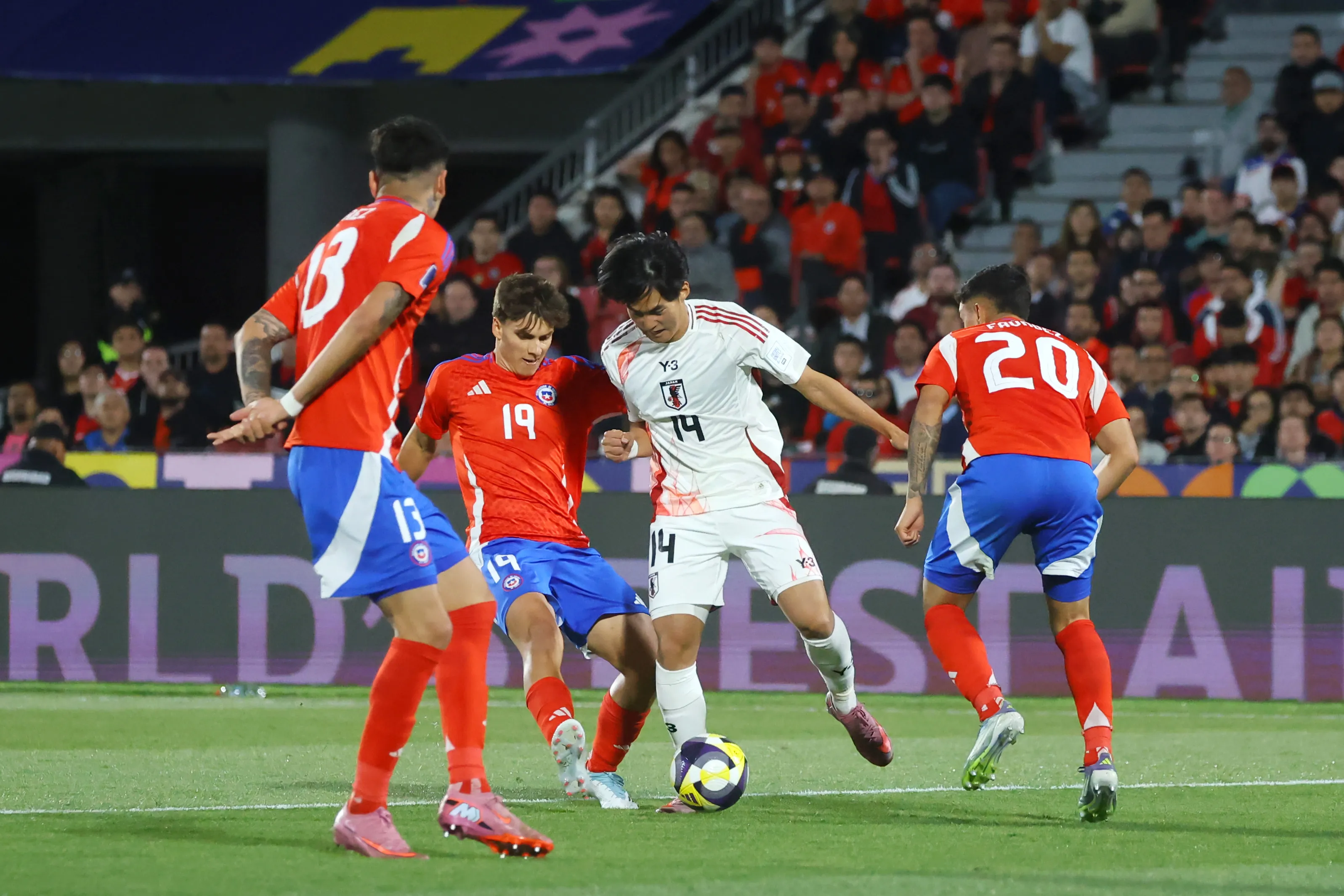 Chatiliez en una disputa de balón en el duelo ante Japón | Photosport