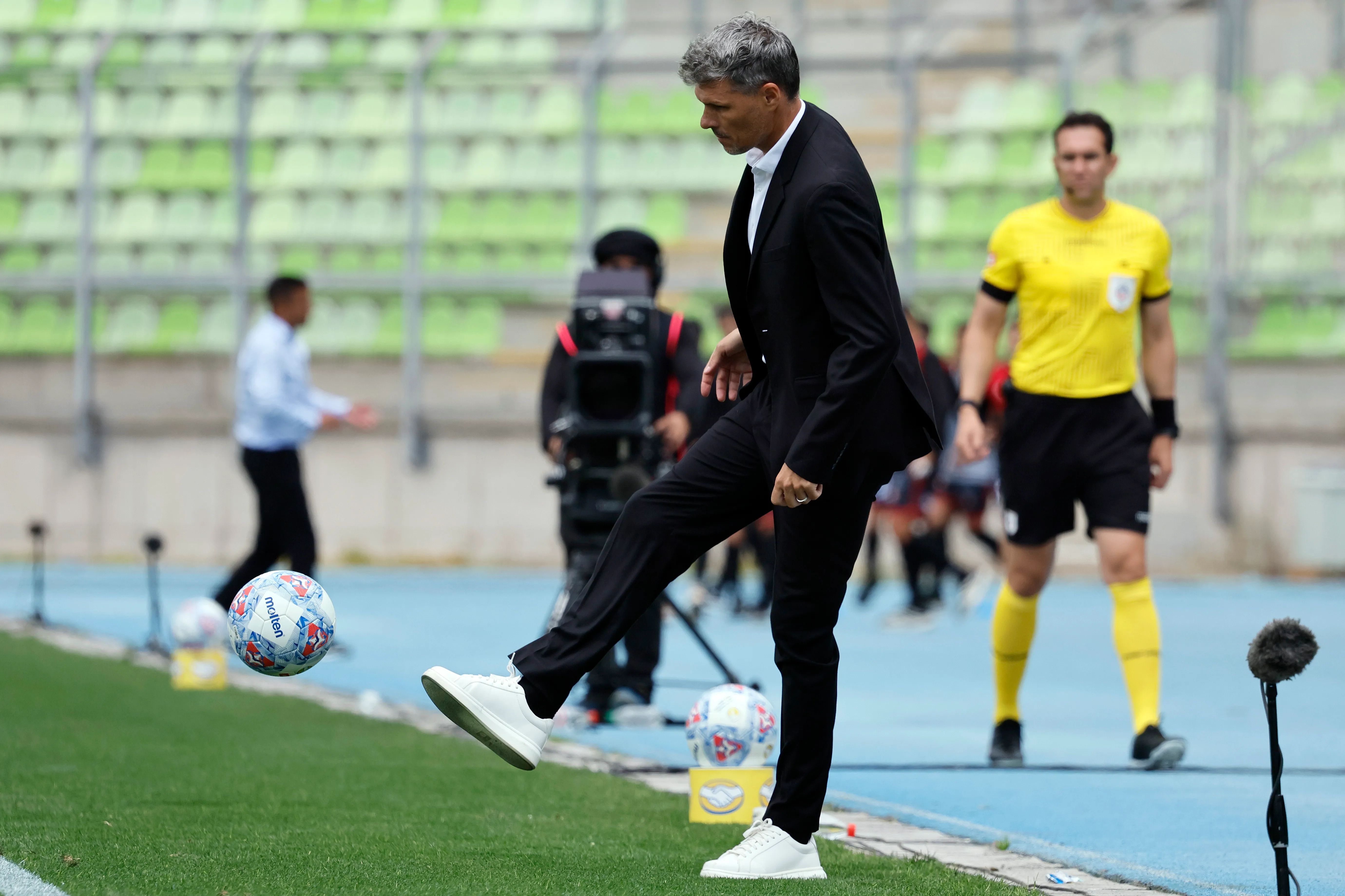 Fernando Ortiz vive un duro momento en Colo Colo. Foto: Andres Pina/Photosport