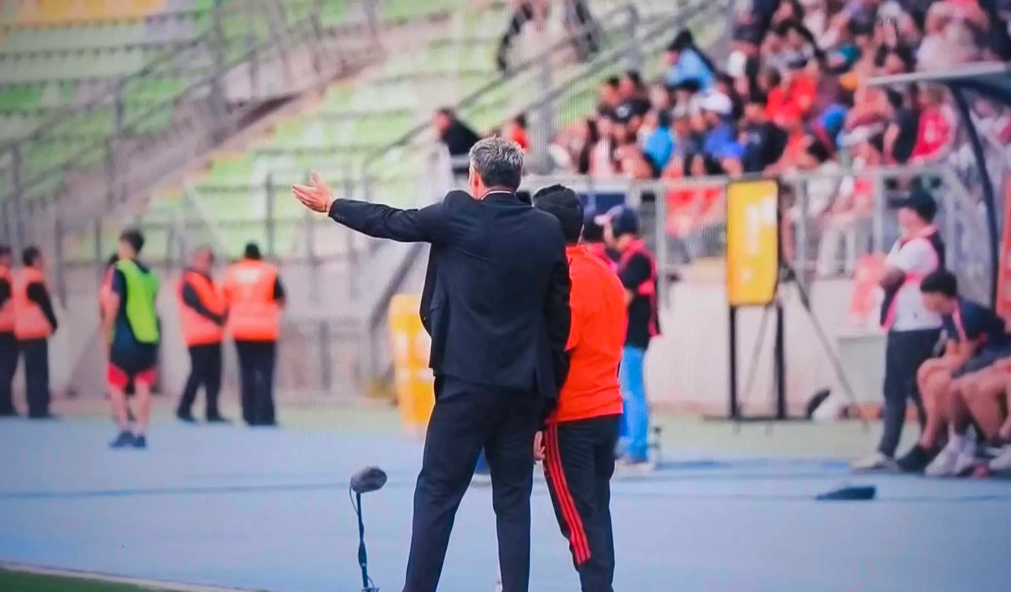 Ortiz trató de buscar alternativas pero no logró ninguna solución en Colo Colo. Captura TNT sports