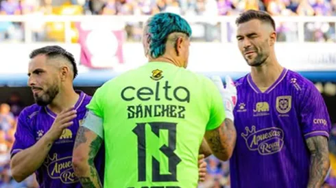 Fausto Grillo saluda a Diego Sánchez en un amistoso entre el Conce y Coquimbo Unido.