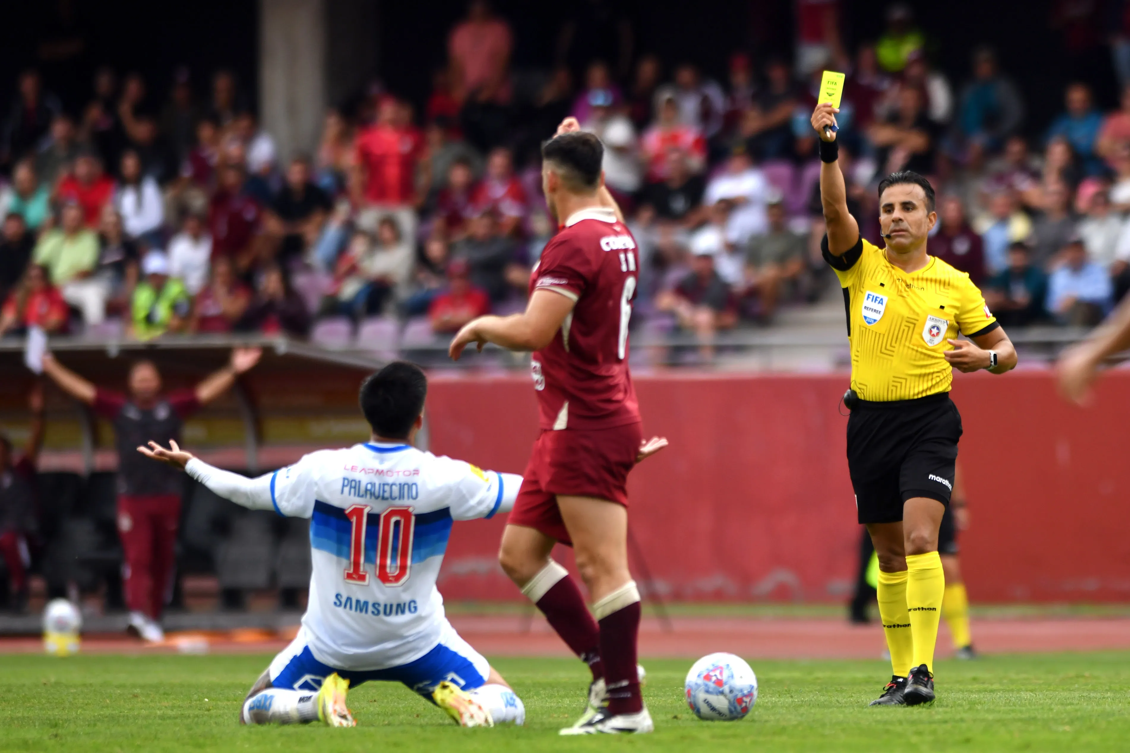Matías Palavecino fue amonestado por Piero Maza en La Portada. (Alejandro Pizarro Ubilla/Photosport).