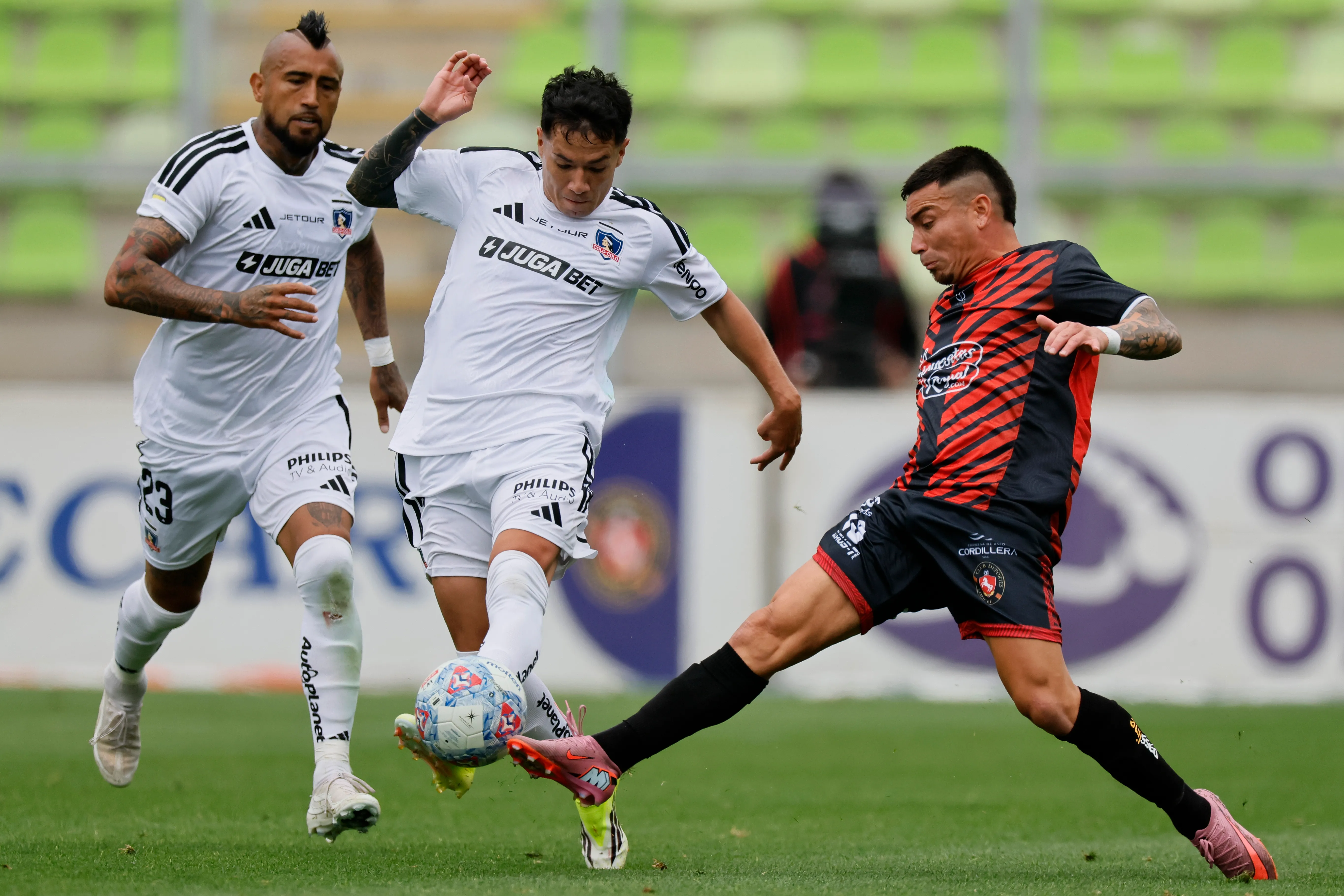 Limache fue denunciado por el árbitro por una situación en el partido ante Colo Colo. Foto: Photosport.