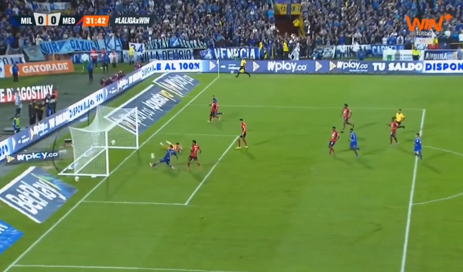 La jugada de Rodrigo Contreras desde un ángulo. (Captura Win Sports TV).