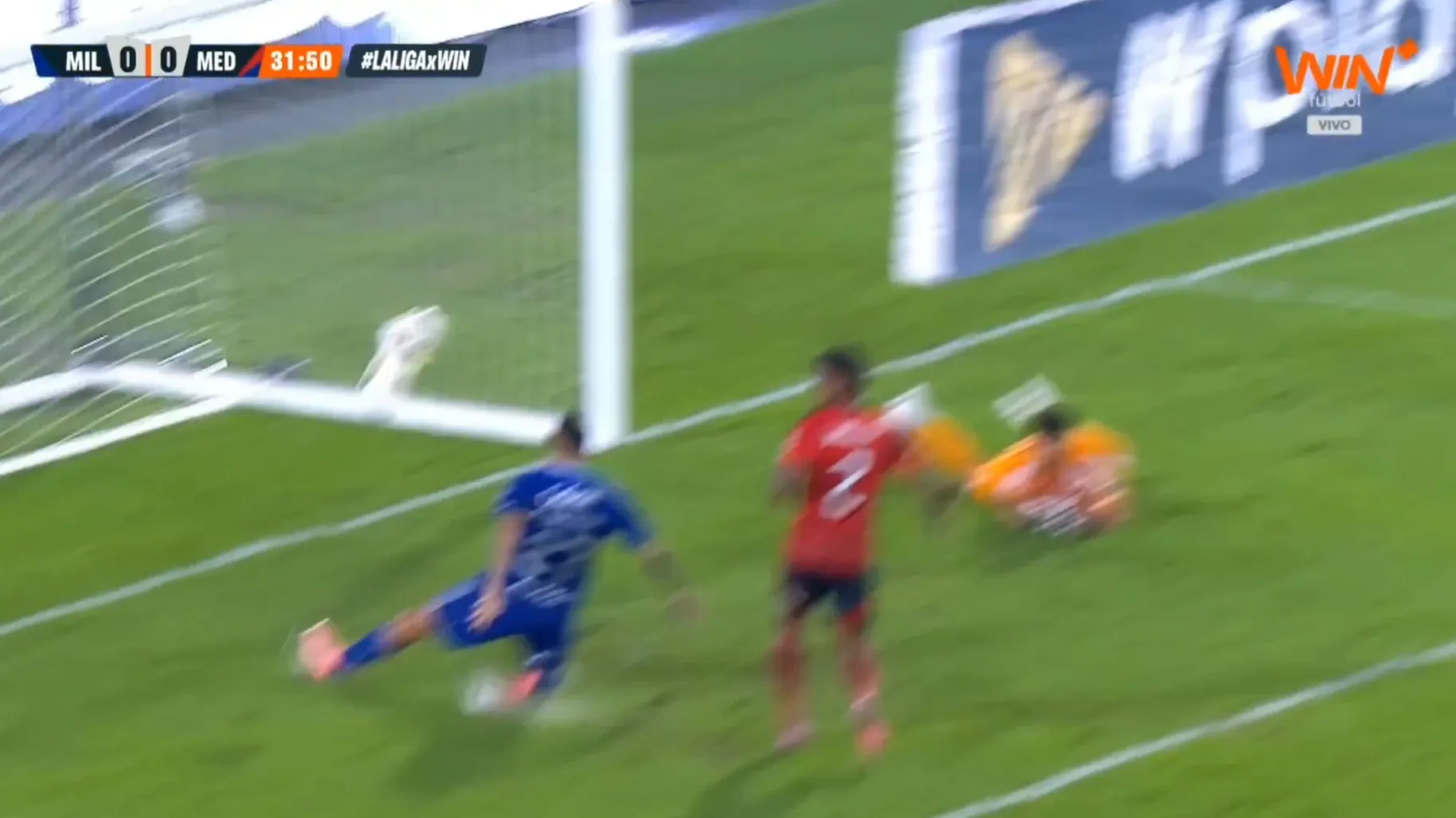 Otra imagen del Tucu Contreras y ese gol errado.