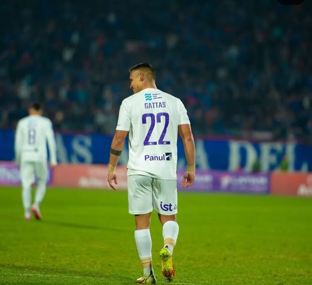 Gattas jugando contra Universidad de Chile