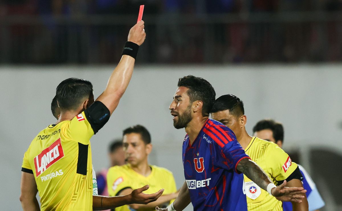 “Se despreocupa del balón”: El audio del VAR que complica a Juan Martín Lucero en la U