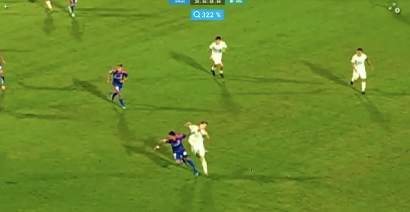 Lucero recibió roja directa por juego brusco grave.