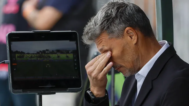 Fernando Ortiz vive un duro momento en la banca de Colo Colo.