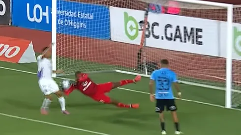 Ángel Gillard y Omar Carabalí luchan por el mismo balón. Ganó el portero de O'Higgins.