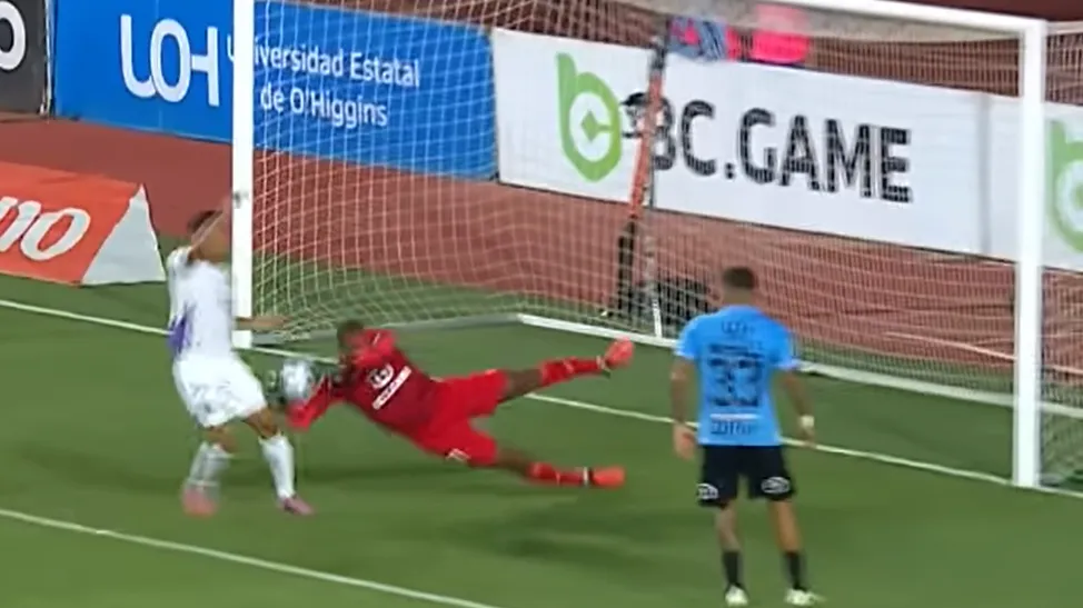 Otra toma de la discutida acción. (Captura TNT Sports).