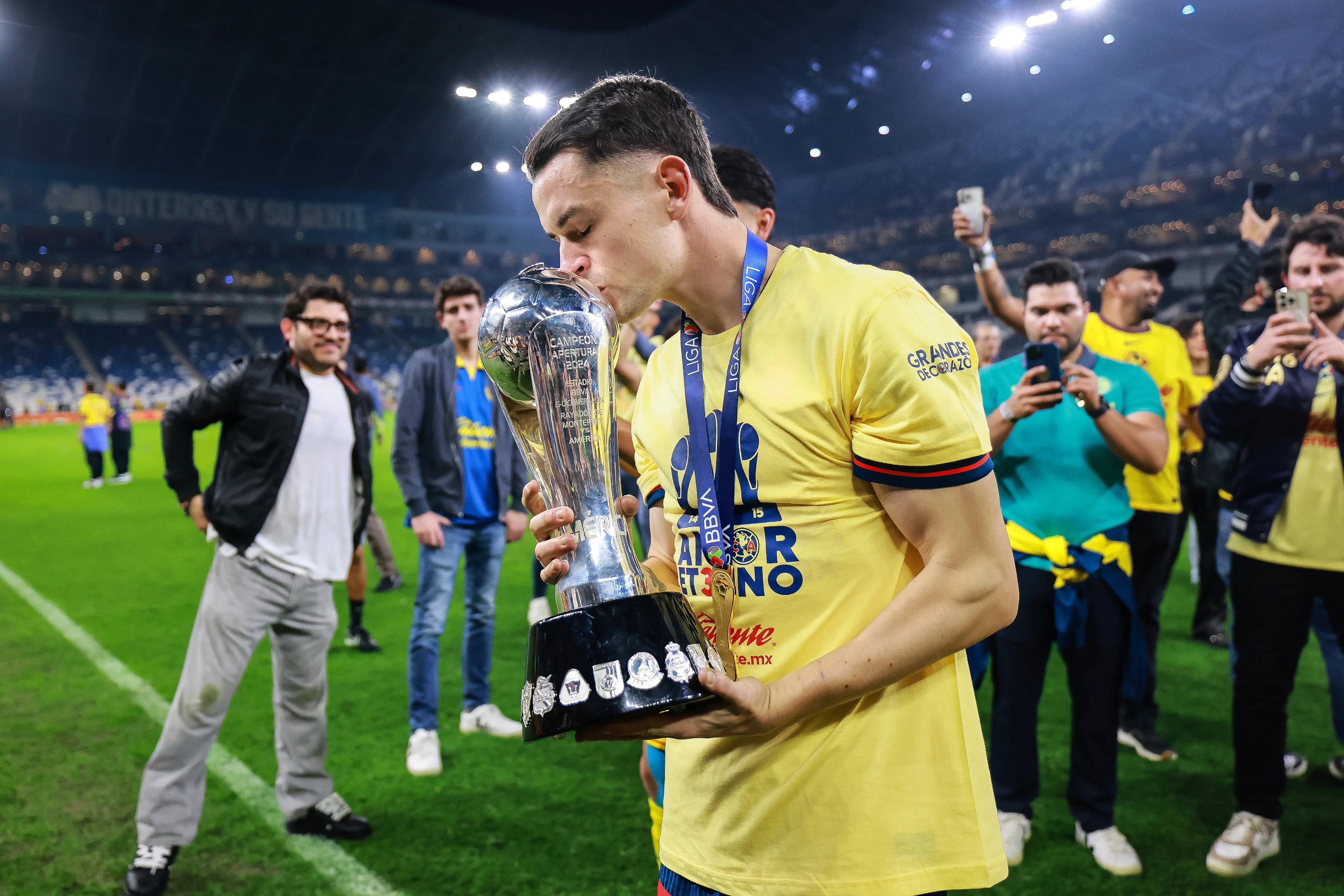 Álvaro Fidalgo luce uno de los cuatro títulos que ganó en el América. (Hector Vivas/Getty Images).