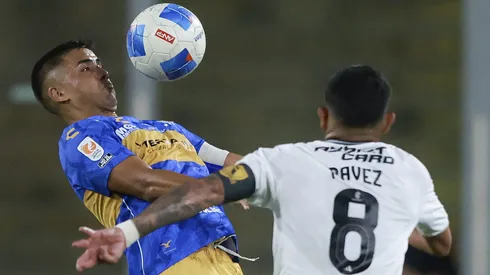 Esteban Pavez lucha un balón con Álvaro Madrid, quien llegará a Colo Colo.