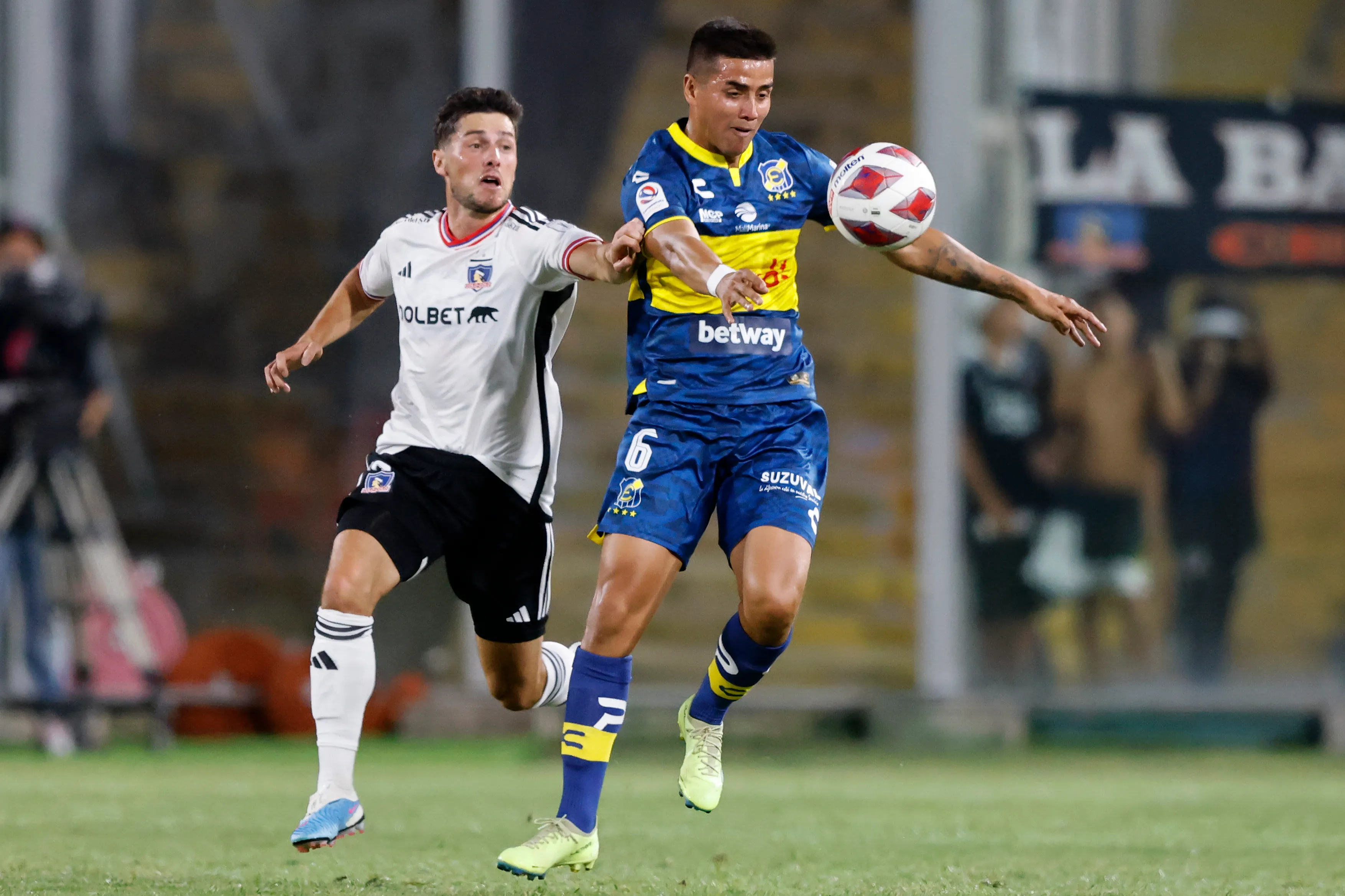 Álvaro Madrid lucha un balón ante Marco Rojas en un Colo Colo vs. Everton. (Felipe Zanca/Photosport).
