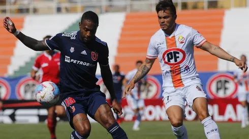 Marcelo Jorquera marca a Reinaldo Lenis. El lateral izquierdo salió de Iquique y está como agente libre.