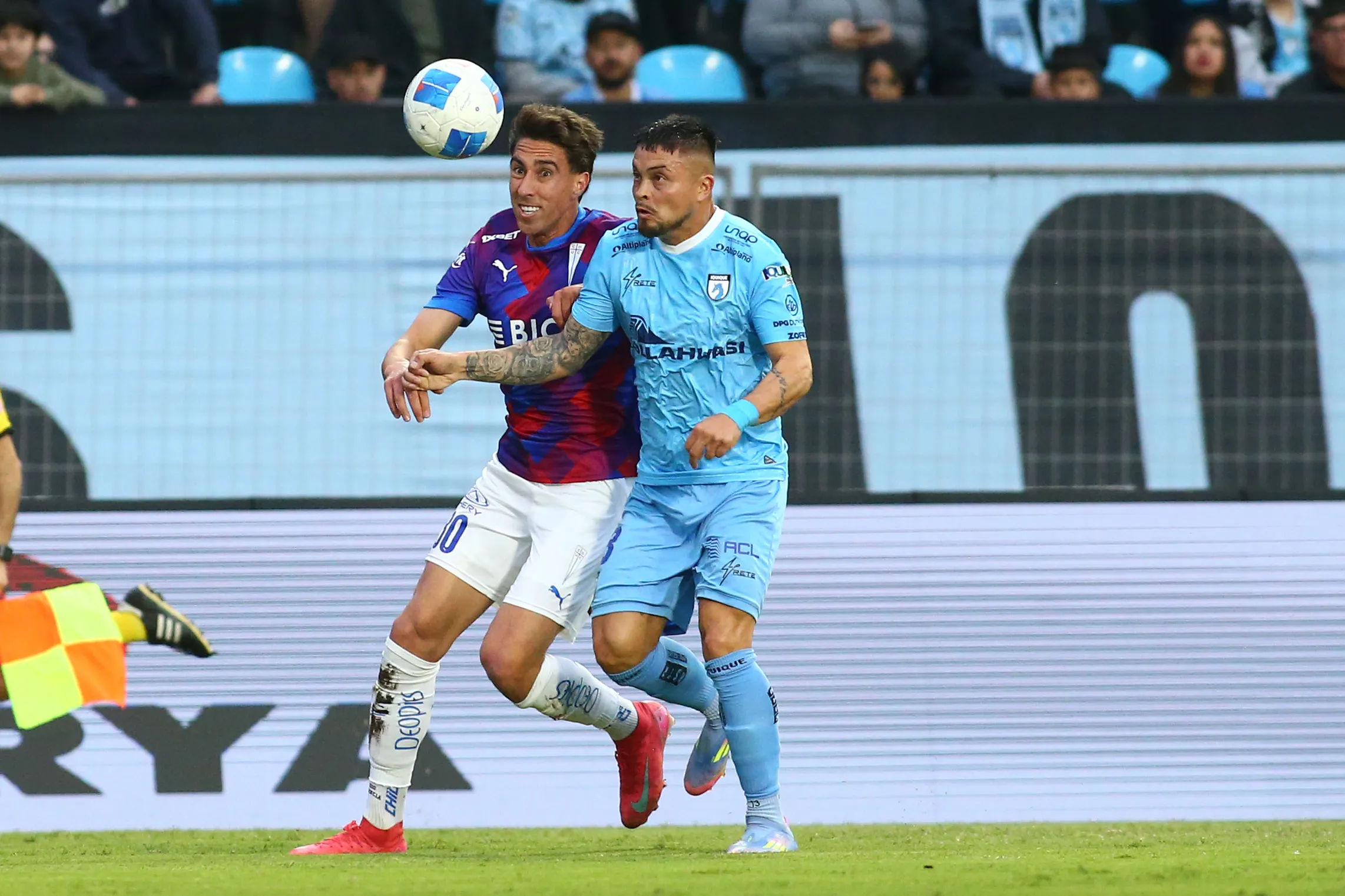 Marcelo Jorquera lucha un balón ante Diego Valencia en el Tierra de Campeones. (Alex Diaz/Photosport).