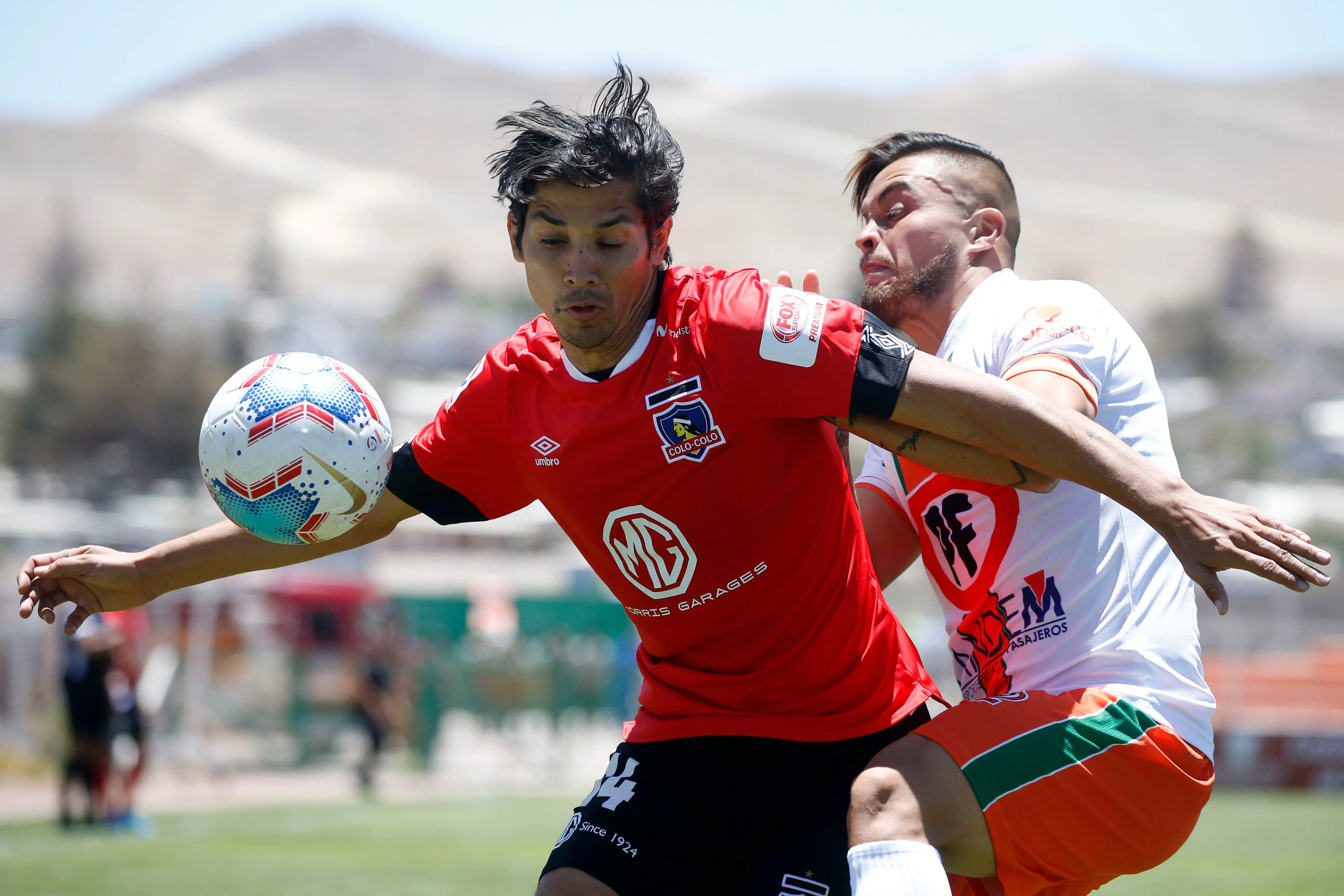 Marcelo Jorquera disputó 145 partidos en Cobresal. En la foto, marca a Mati Fernández. (Andres Pina/Photosport).