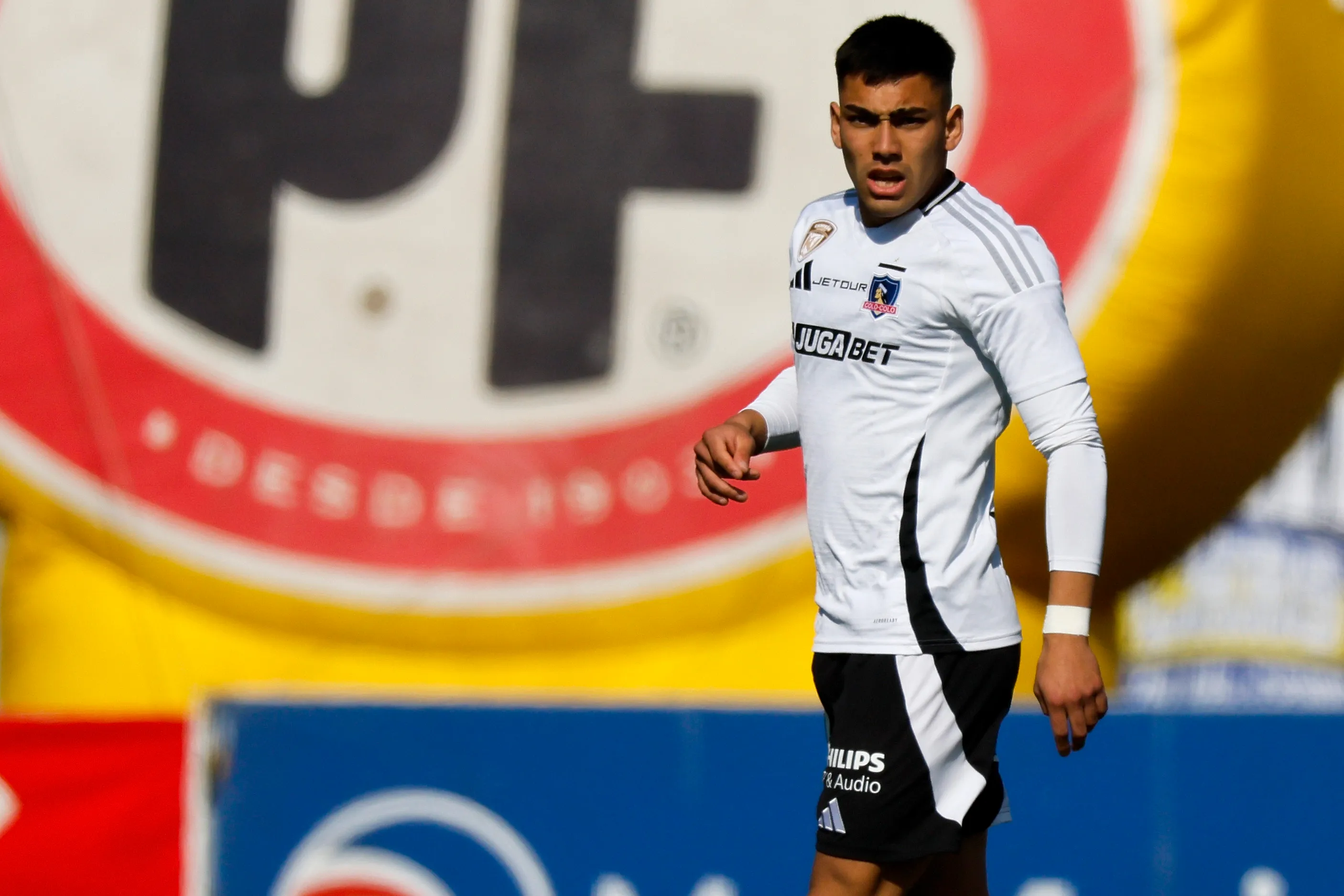 Nicolás Suárez se fue de Colo Colo y dejó una vacante en defensa para un juvenil que espera camiseta hace rato. Foto: Photosport.