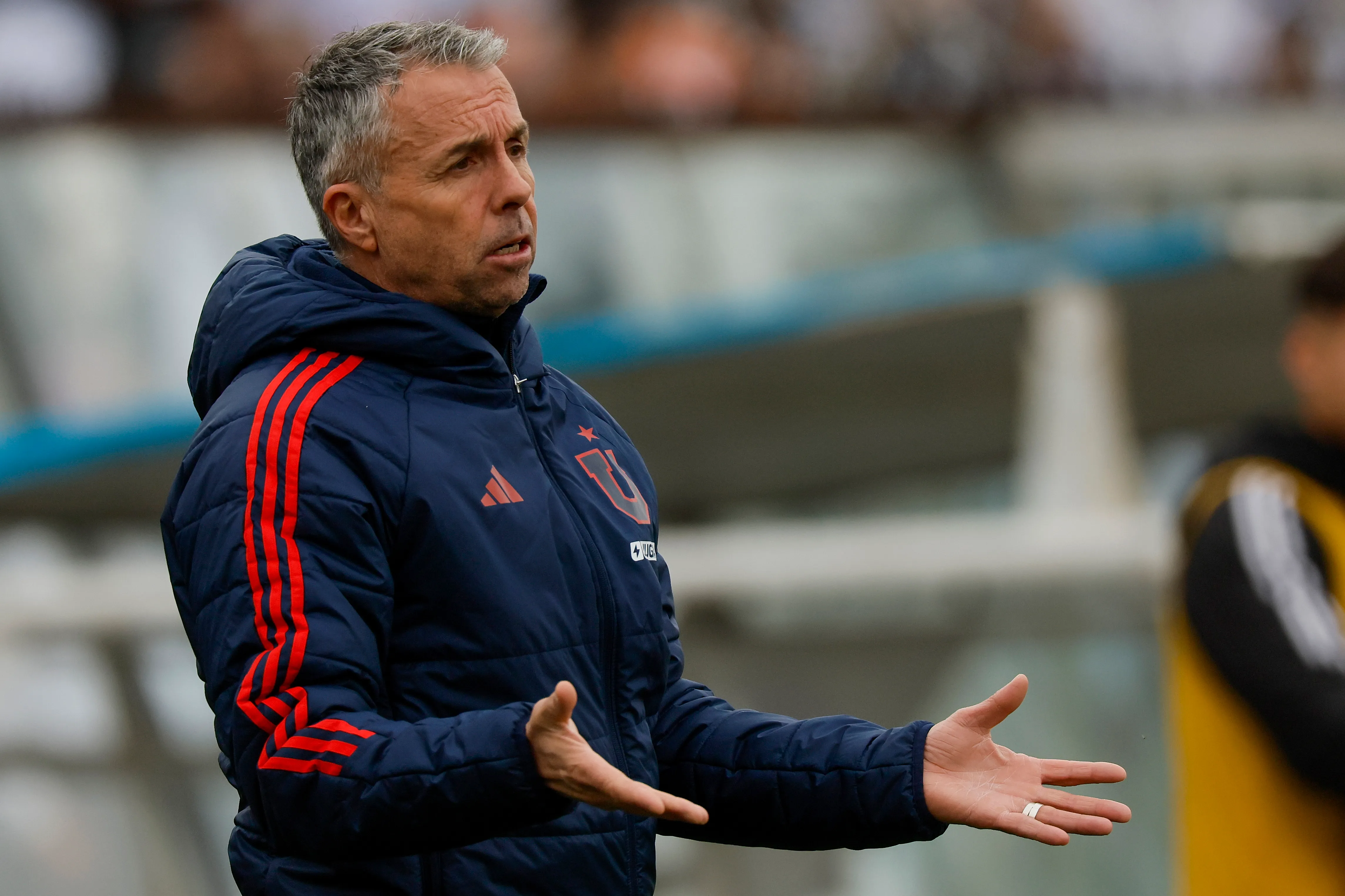 Gustavo Álvarez dijo que dirigir Colo Colo “es algo impensado” por su pasado en U. de Chile | Photosport