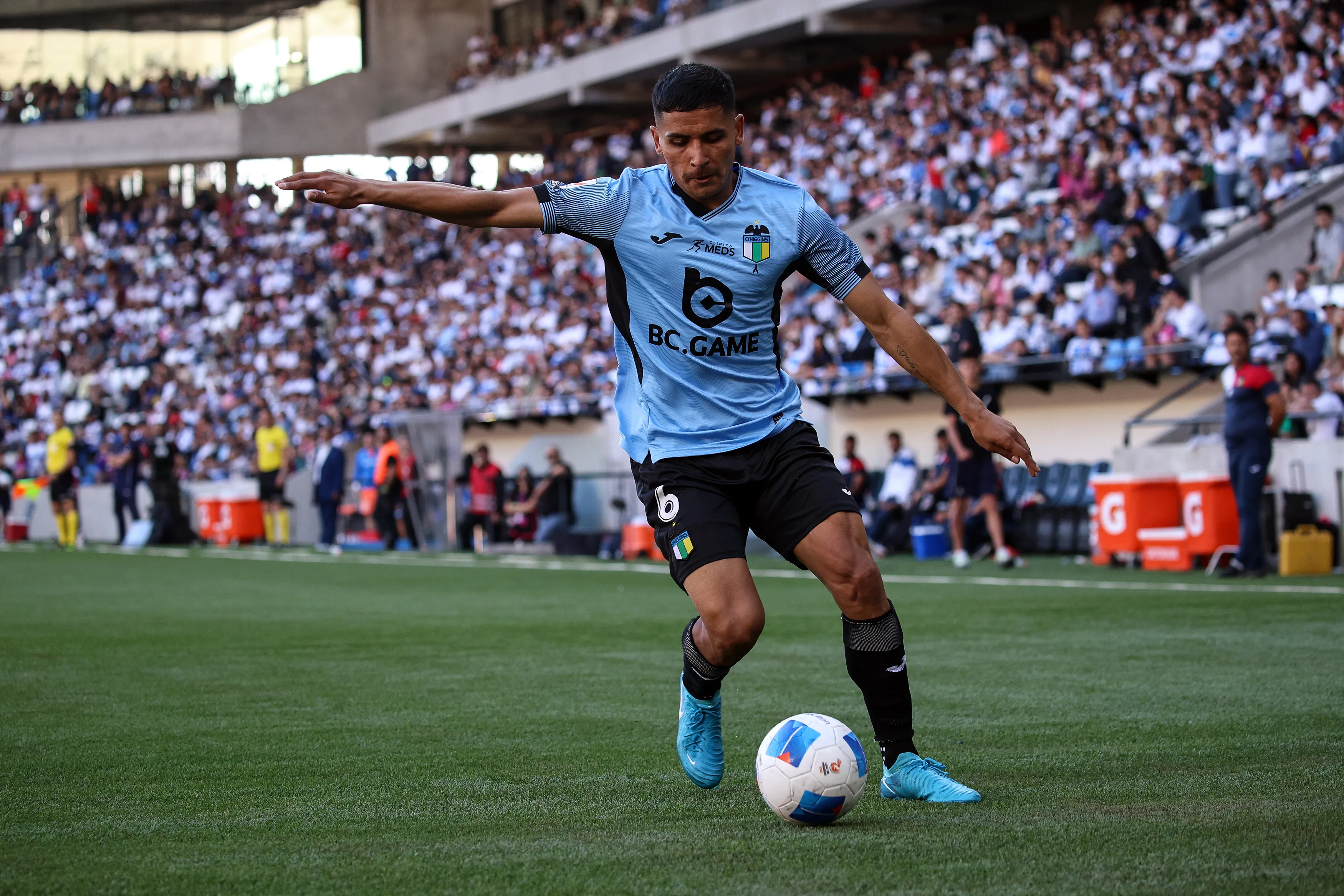 Luis Pavez en acción por O’Higgins en el Claro Arena, donde anotó un gol el año pasado. (Diego Martin/Photosport).