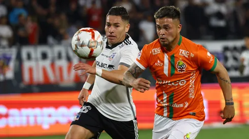 Marcelo Jorquera lucha un balón contra Óscar Opazo. Ambos buscan club en este mercado de fichajes.