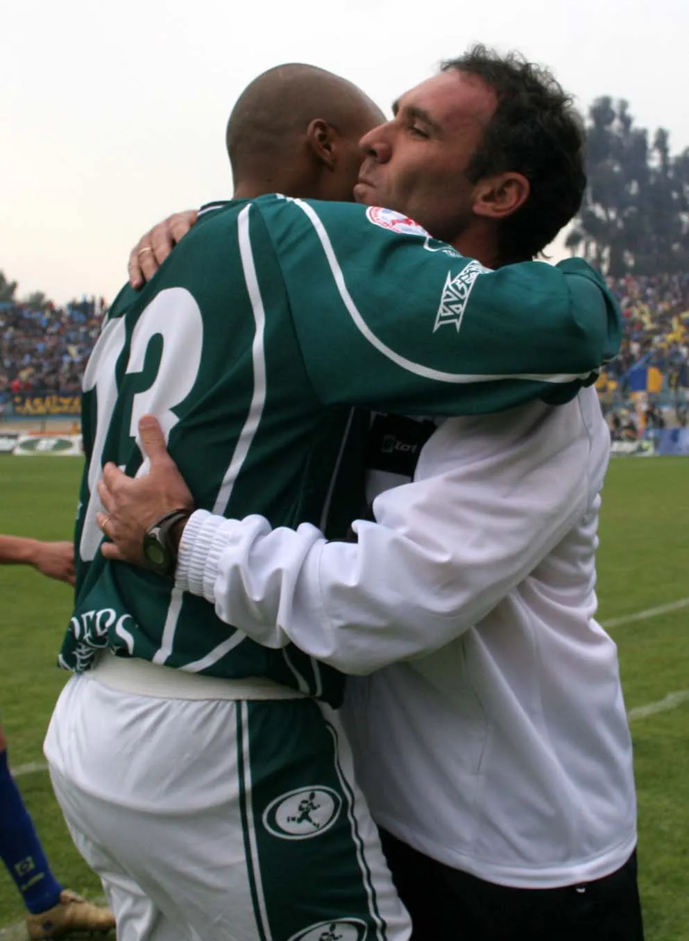 Marcelo Espina se abraza con Silvio Fernández. (Claudio Díaz | Photosport).