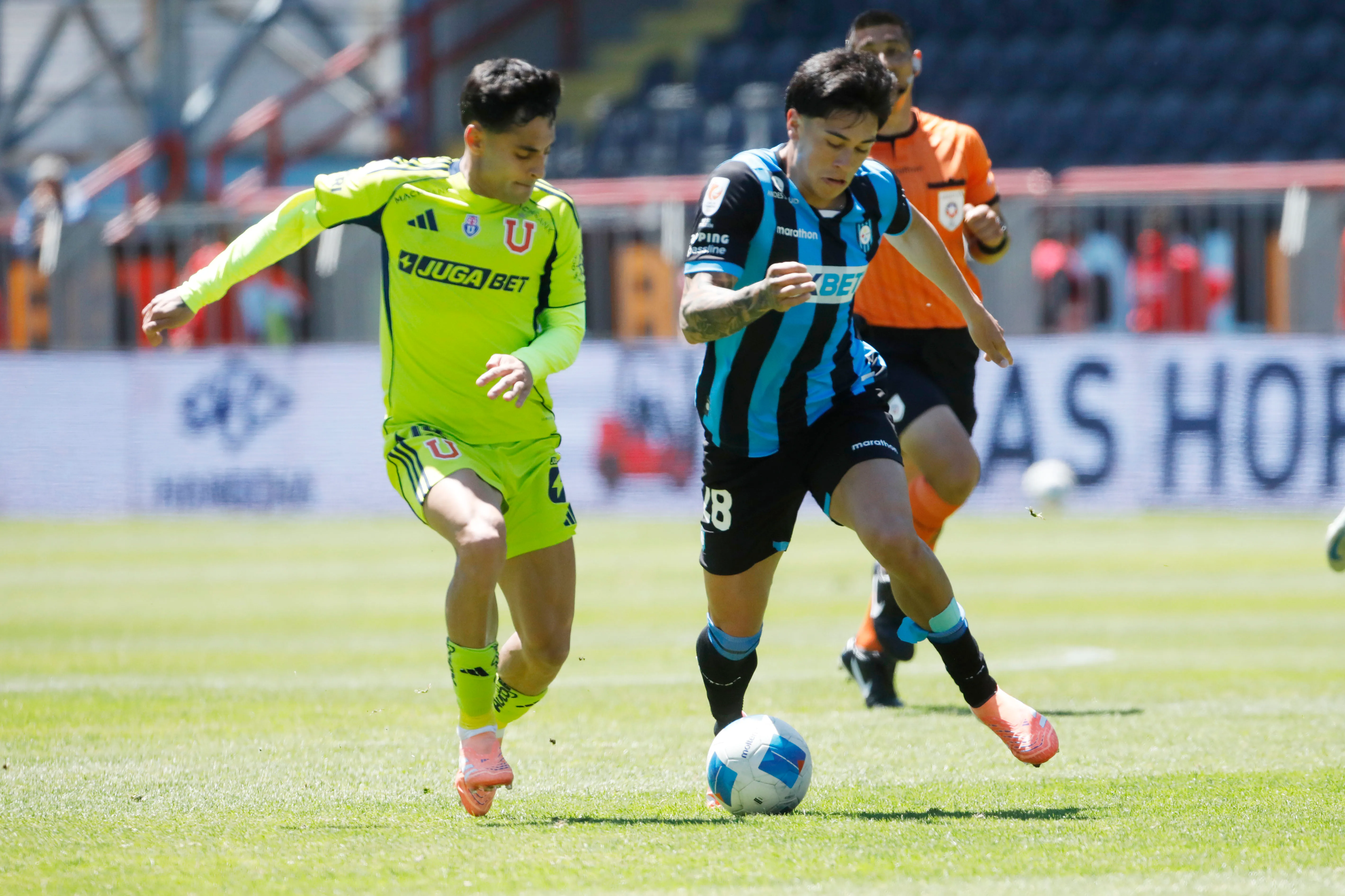 La U y Huachipato intentan que no se les caiga el partido que deben disputar este domingo. Foto: Photosport.