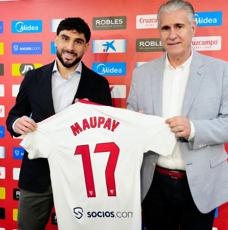 Antonio Cordón junto a Neal Maupay. (Foto: Sevilla CF).