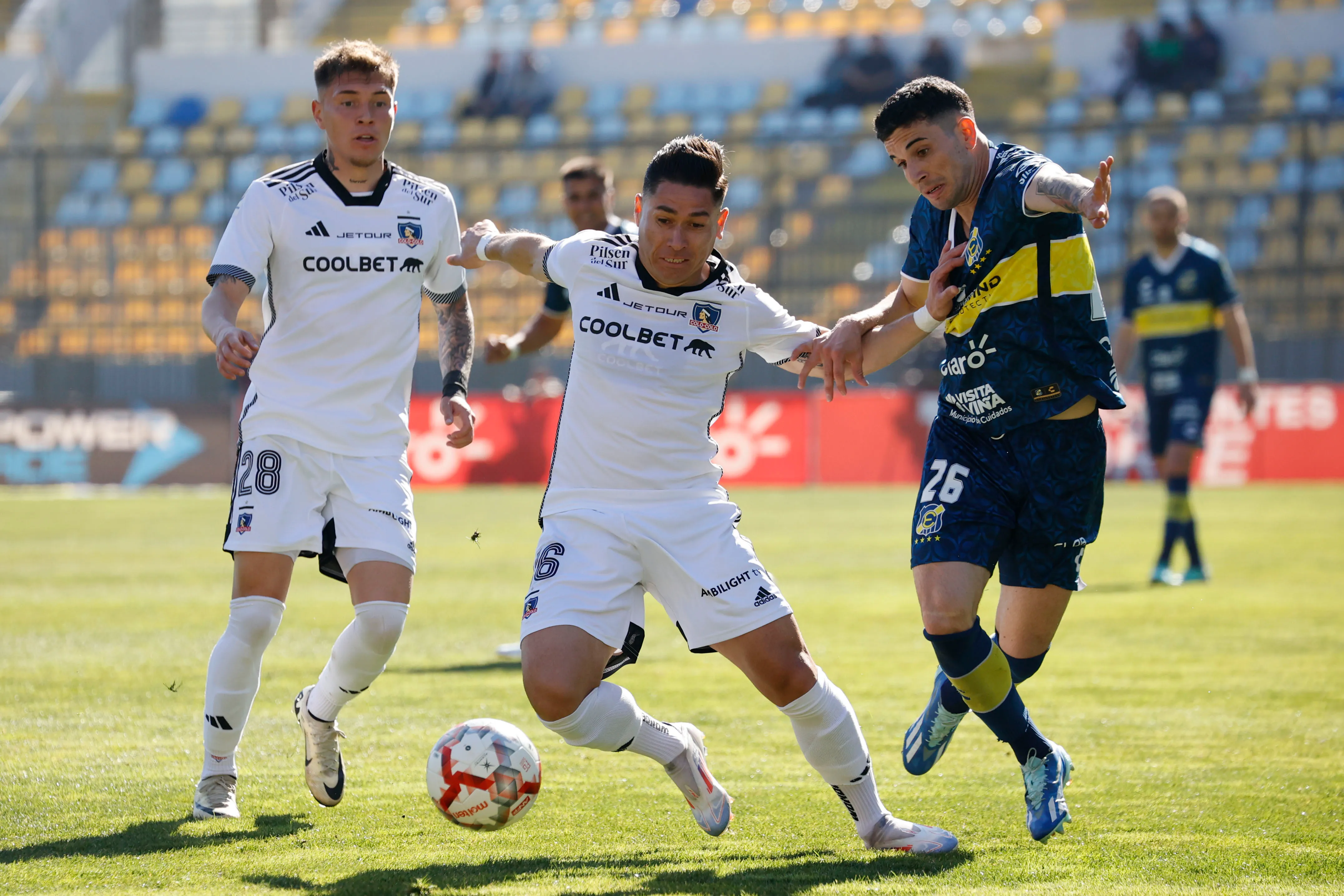 Lautaro Pastrán lucha ante Óscar Opazo en un Everton vs. Colo Colo. (Raúl Zamora/Photosport).