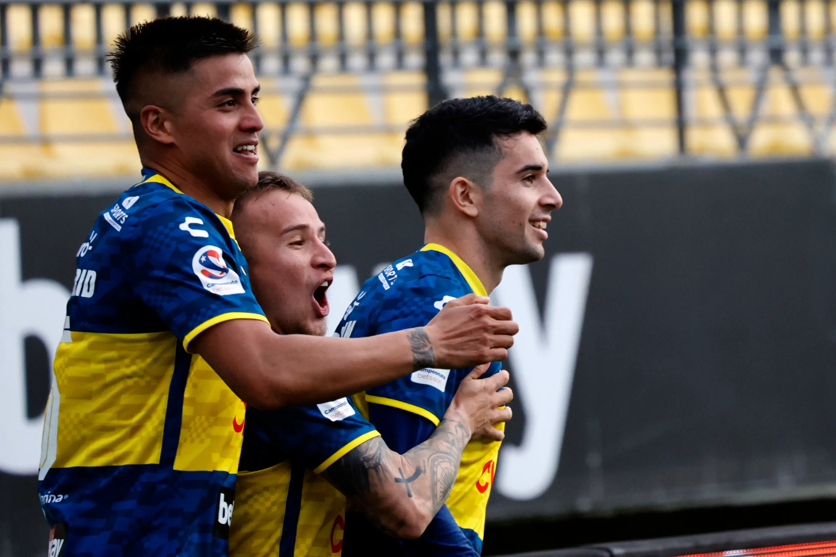 Álvaro Madrid junto a Benjamín Berríos y Lautaro Pastrán en Everton. (Andres Pina/Photosport).