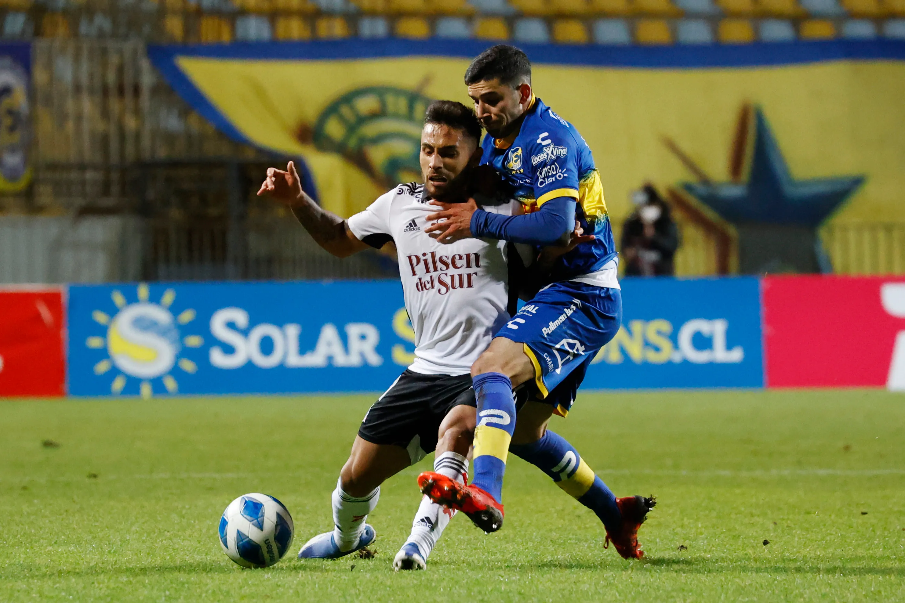 Lautaro Pastrán lucha ante Marcos Bolados. Serán compañeros, pero el antofagastino está lesionado seriamente. (Raul Zamora/Photosport).