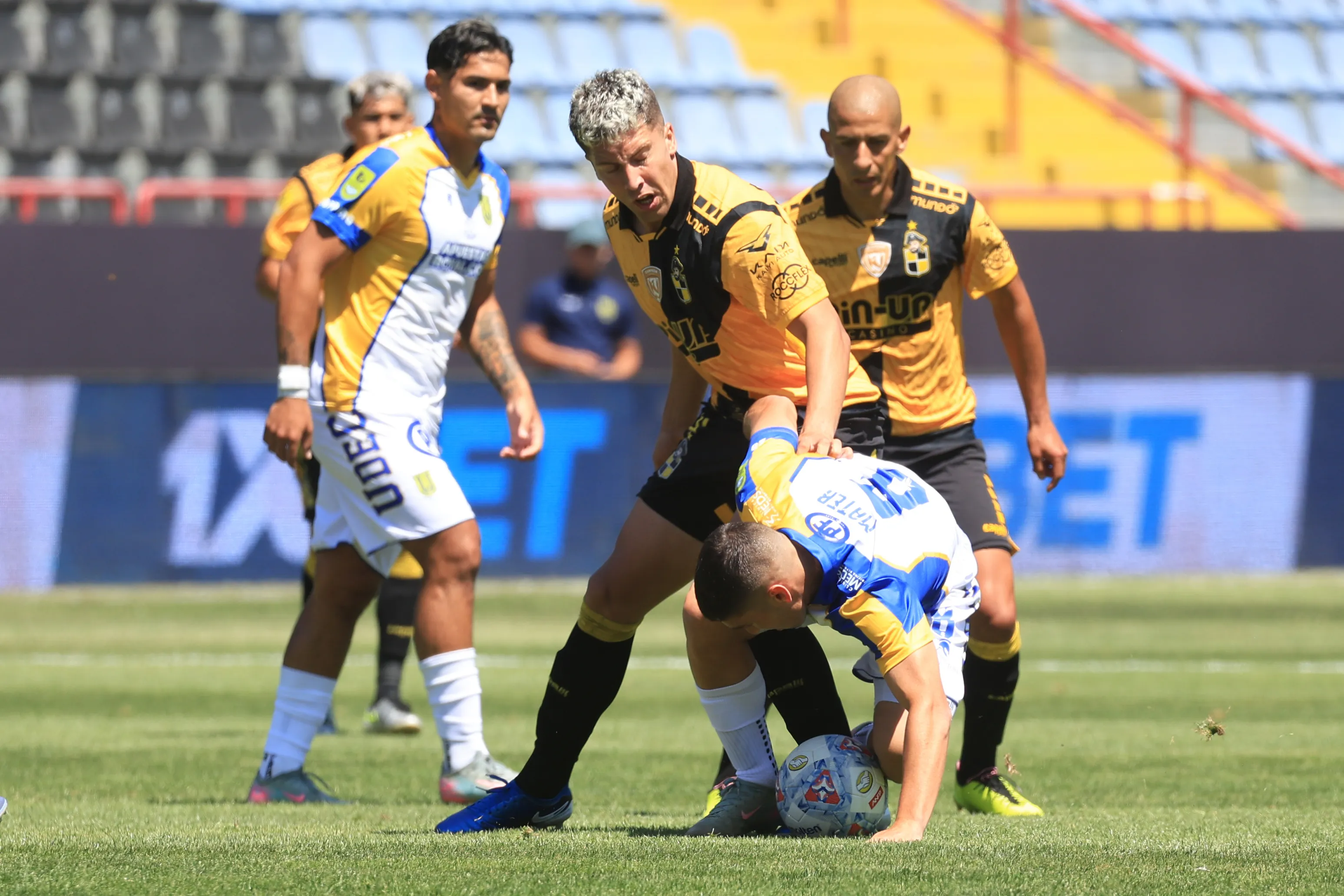 Facundo Mater lucha con Nicolás Johansen en el inicio de la Liga de Primera 2026. (Eduardo Fortes/Photosport).