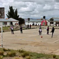 España casi se queda sin canchas en los colegios por insólita propuesta