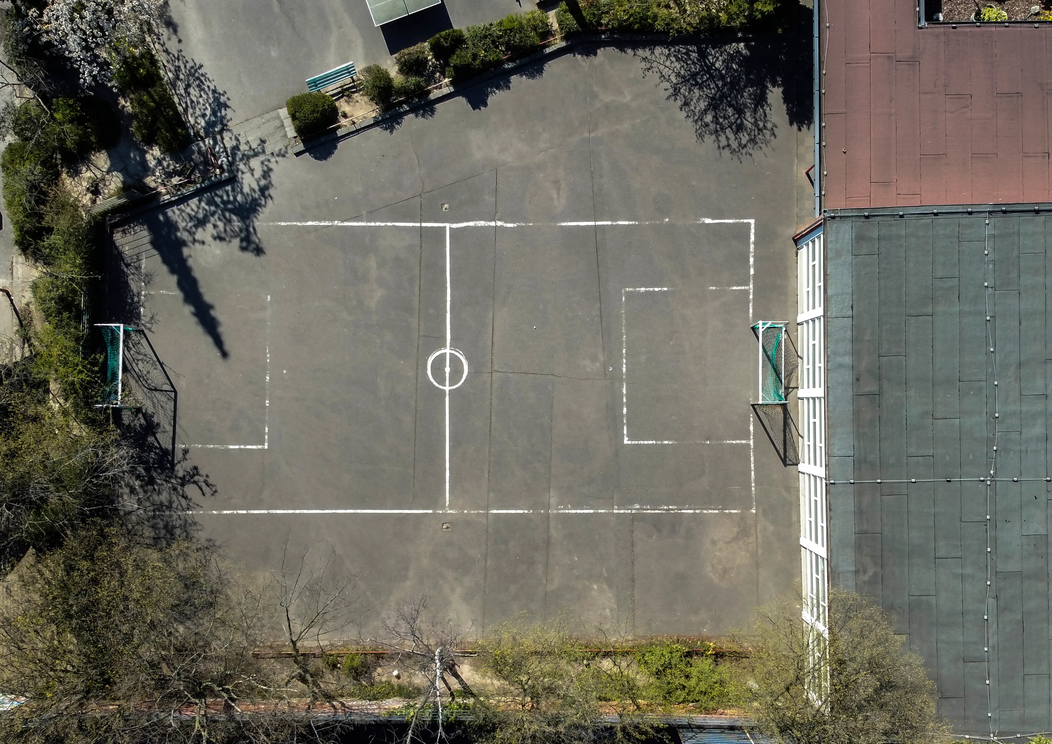 En España una política busco eliminar las canchas de fútbol en los colegios. | Foto: Getty Images.