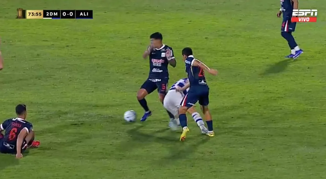 Así fue la lesión de Esteban Pavez en su debut por Alianza Lima