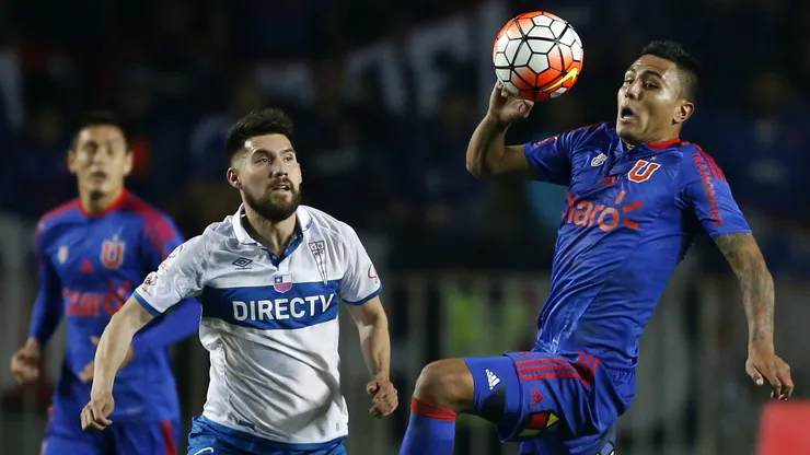 Juan Leiva lucha un balón ante César Fuentes en una Supercopa del fútbol chileno.