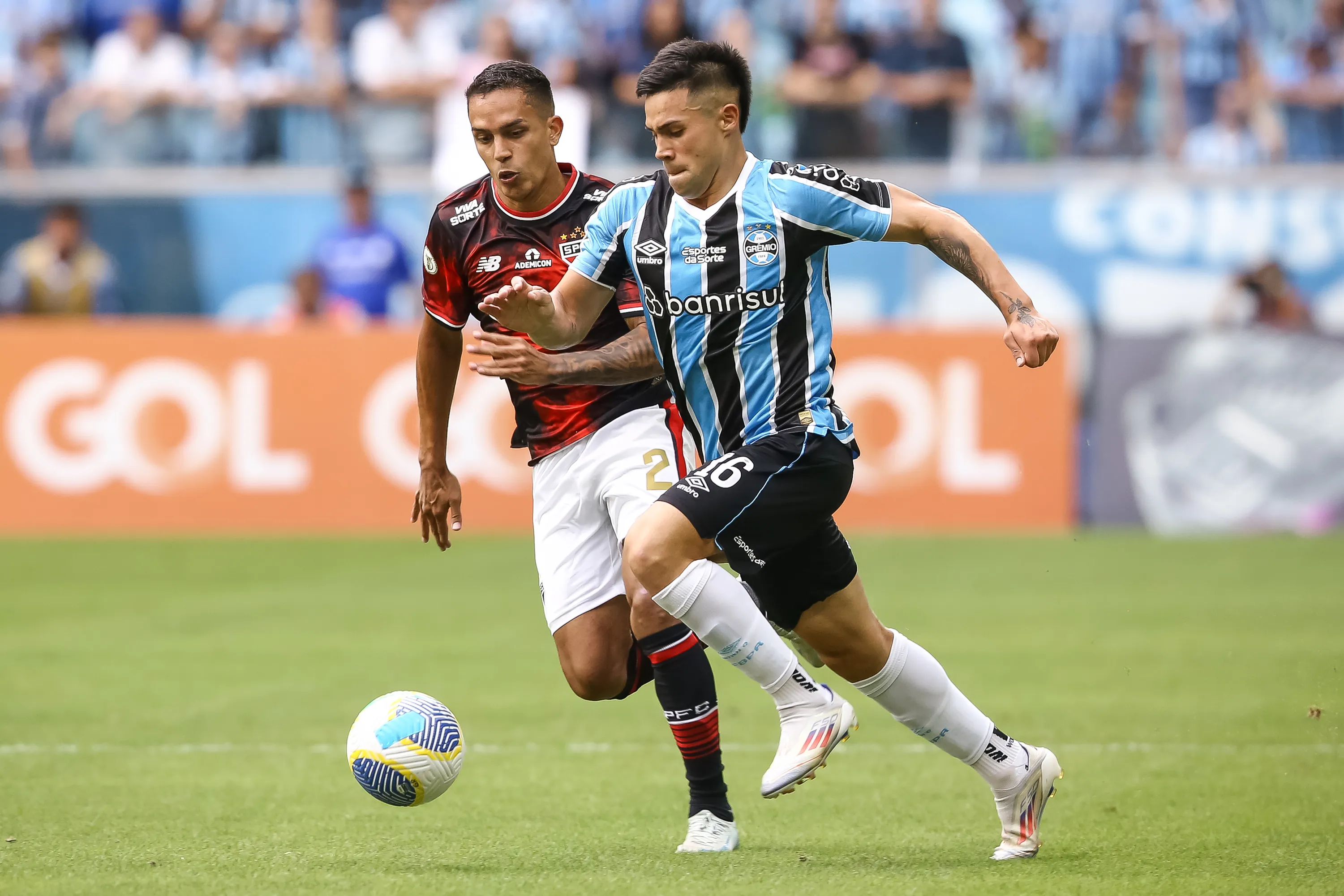 Alexander Aravena no fue citado en el último partido de Gremio por el Brasileirão. | Foto: Getty Images.