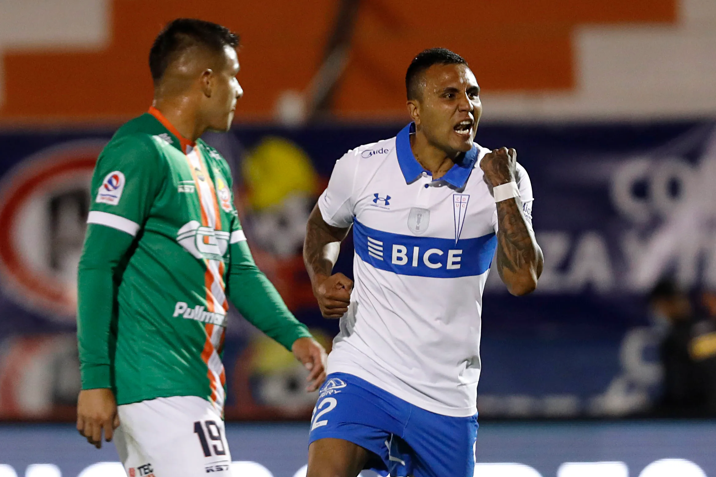 Juan Leiva festeja uno de los dos goles que anotó en la UC. (Dragomir Yankovic/Photosport).