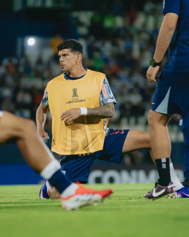 Esteban Pavez en el calentamiento. (Foto: @ClubALoficial).