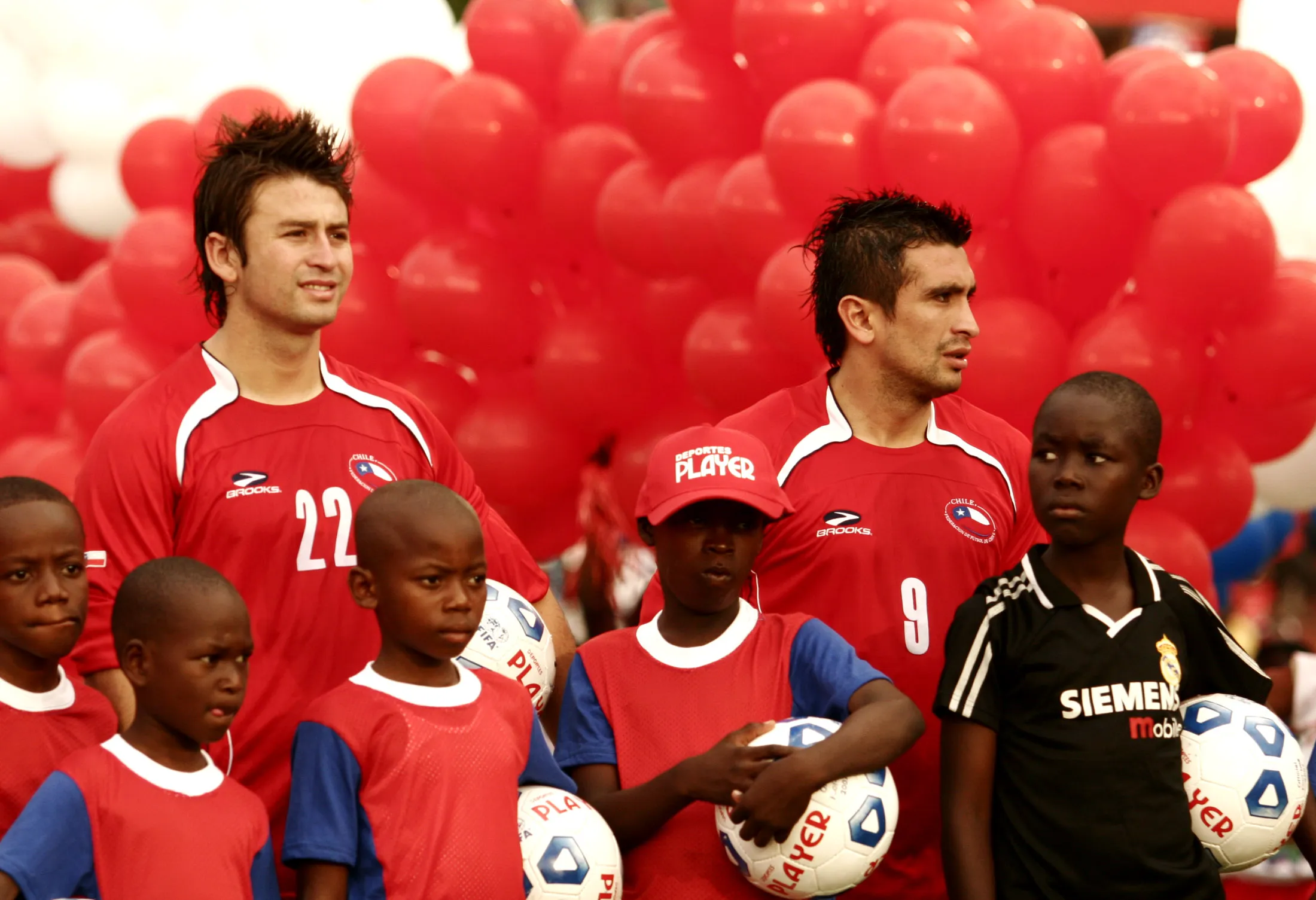 Roberto Gutiérrez y Rodolfo Moya antes de un amistoso contra Haití. (Photosport).
