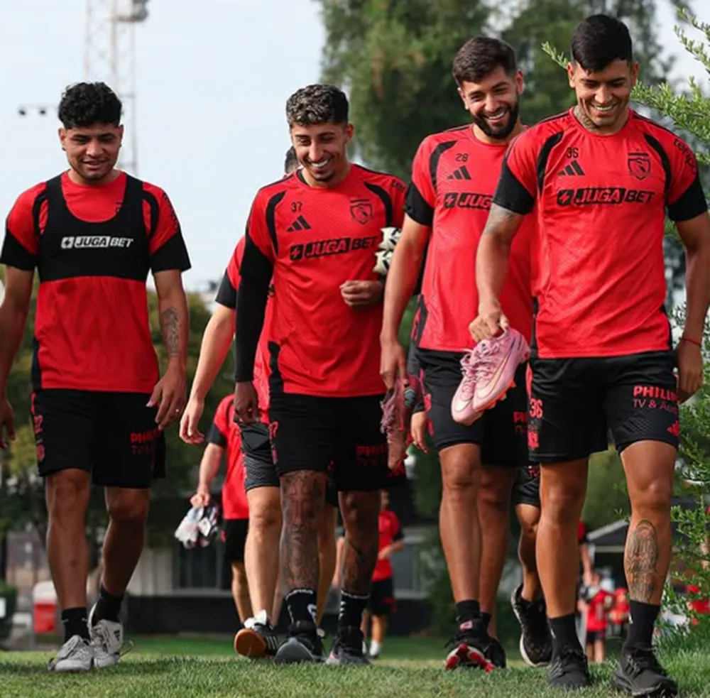 Bryan Soto está entre Claudio Aquino y Jeyson Rojas. (Foto: Colo Colo).