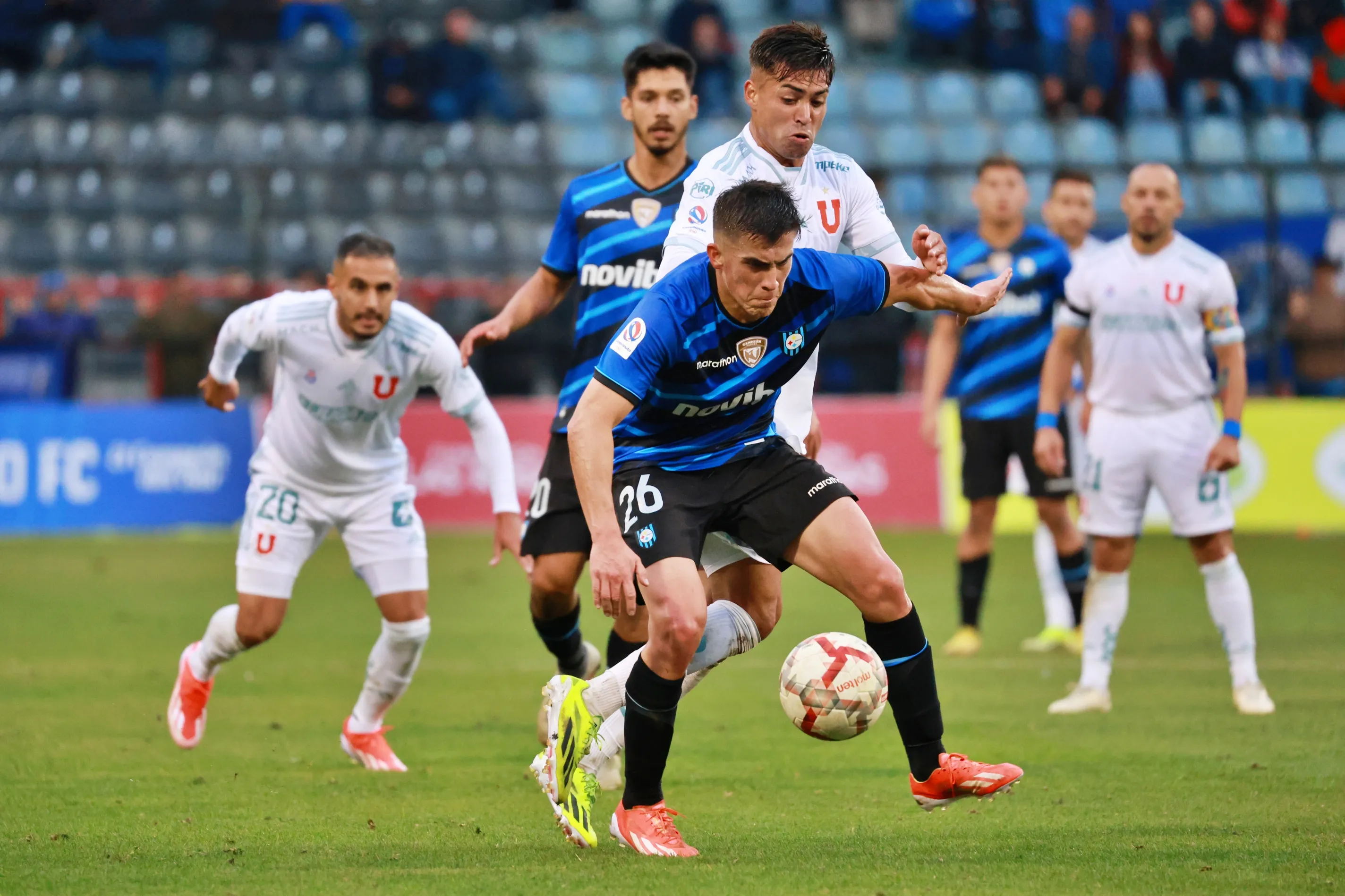 Huachipato y Universidad de Chile tendrán que jugar sin público este domingo en el CAP. | Foto: Photosport.