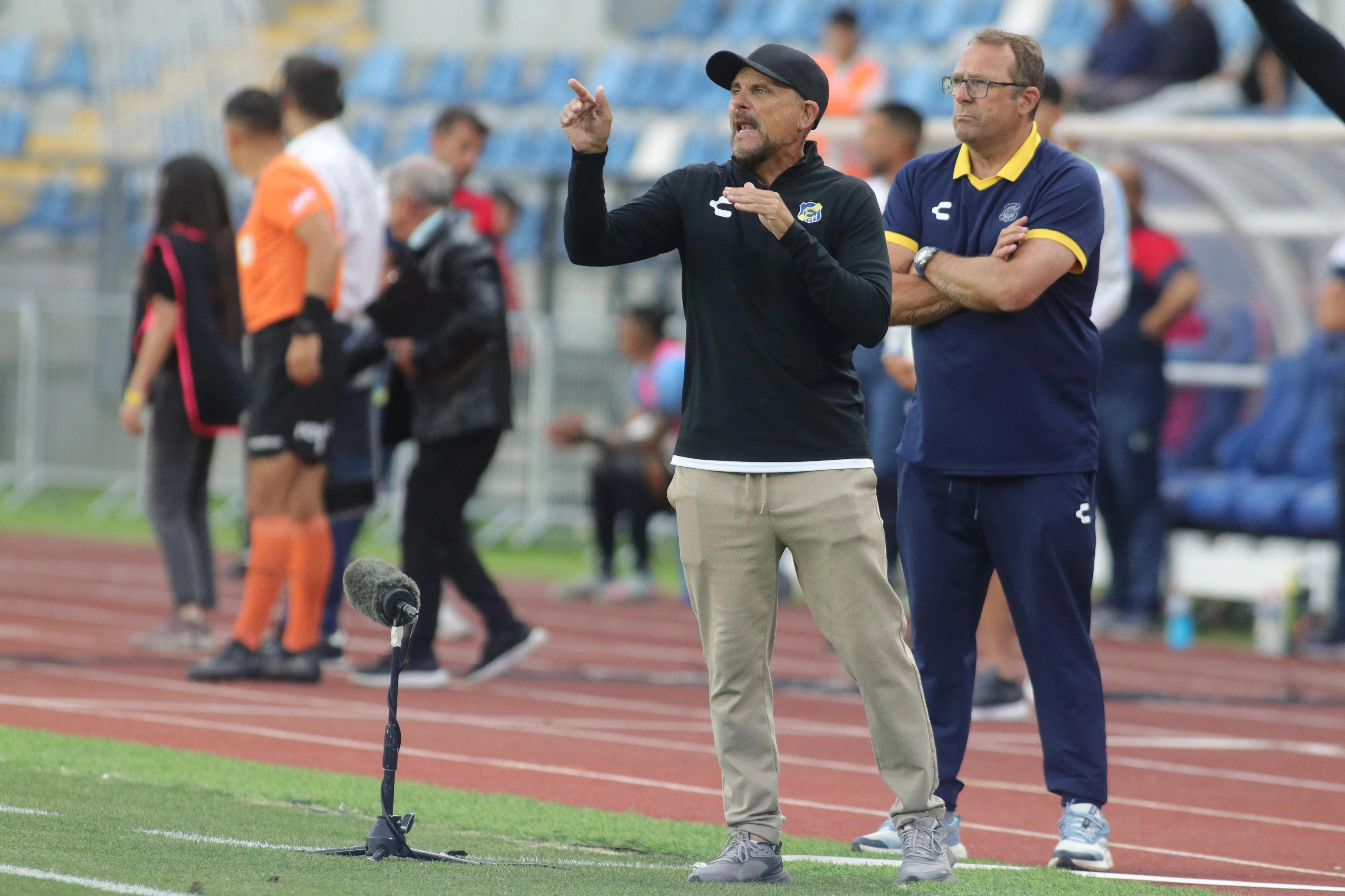 Javier Torrente quiere seguir mucho tiempo en Everton. (Jorge Loyola/Photosport).