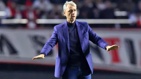 Tiago Nunes, técnico de Liga de Quito, "celebra" fallo a favor de Palestino.